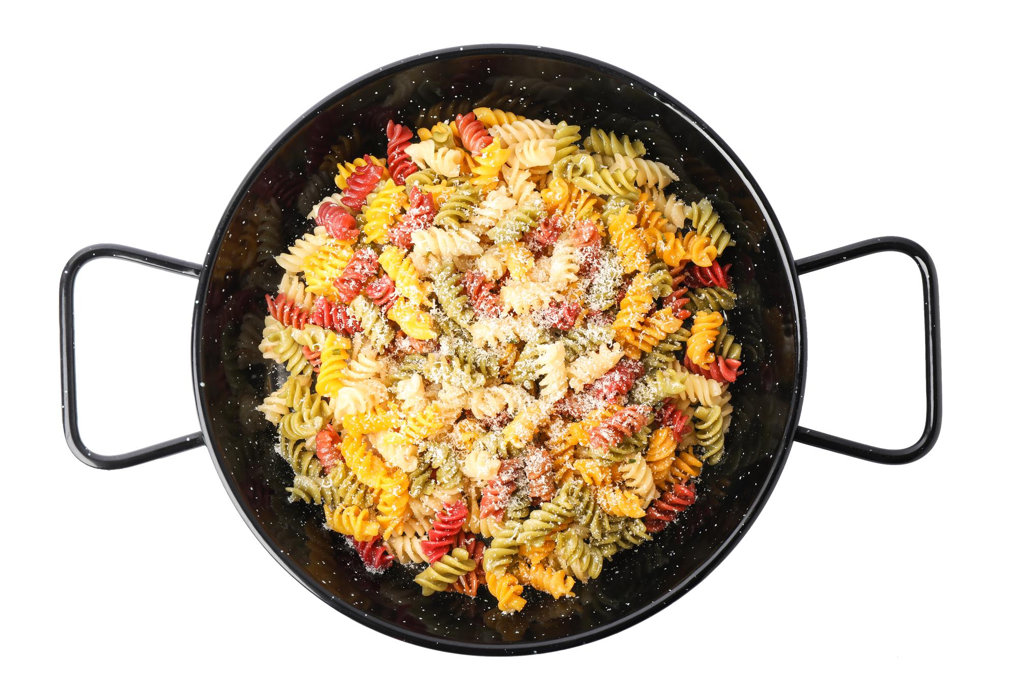 Pan with sizzling quick pasta dish